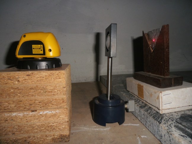 Test setup to study laser interaction with material's surface