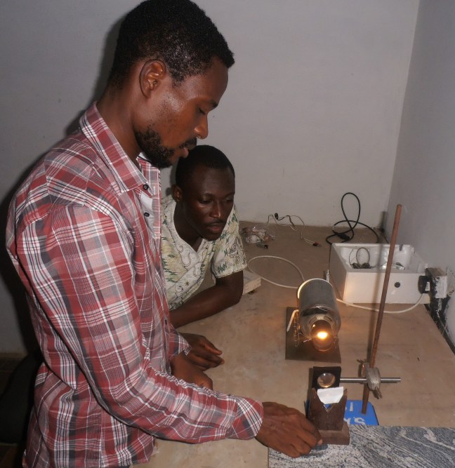 Test experiment for material surface excitation with an incandescent light